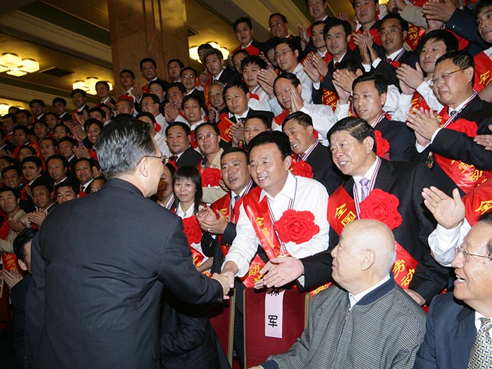 2007年9月27日 ，溫家寶總理接見全國煤炭系統工業勞動模范時與袁占國親切握手