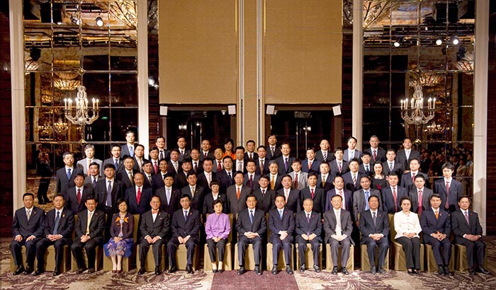 2009年11月13日，國家主席胡錦濤接見參加2009新加坡APEC峰會的中國企業家代表團并合影留念（董事長袁占國位于后排居中位置）