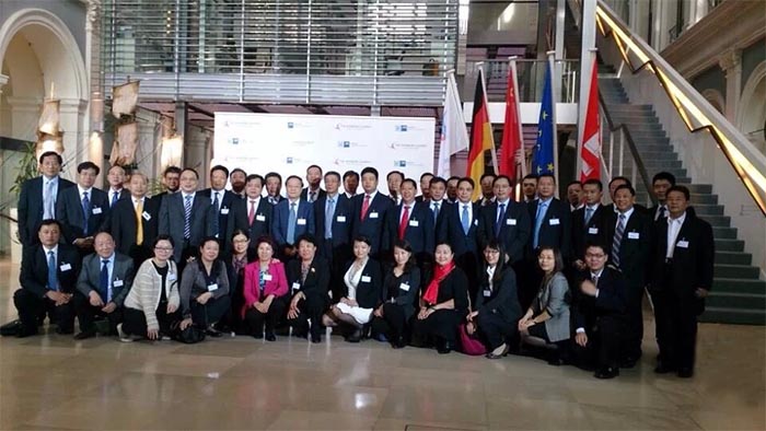 2014年10月9日-14日，國務院總理李克強訪歐期間，董事長袁占國（二排右一）與中國工業經濟聯合會代表團合影